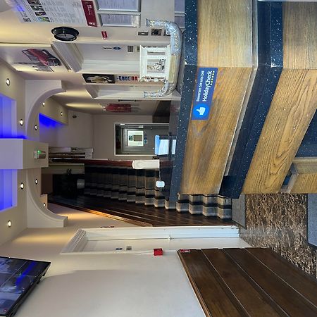 The Crystal Lodge Hotel Кройдон Екстериор снимка
