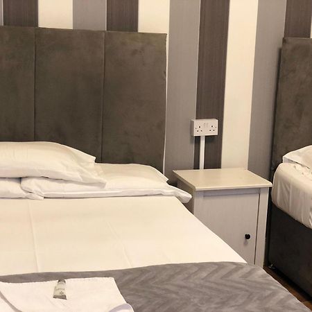 The Crystal Lodge Hotel Кройдон Екстериор снимка
