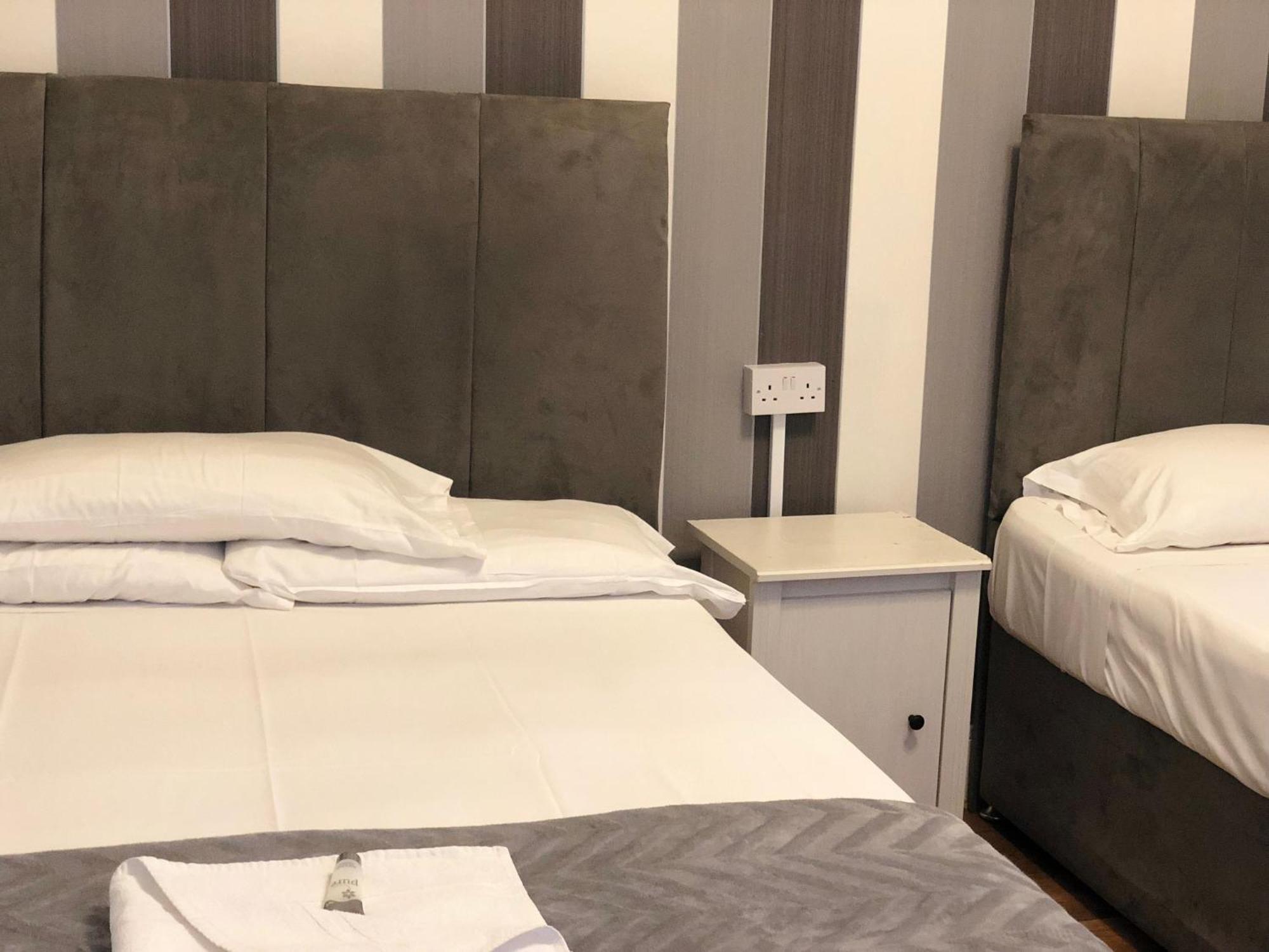 The Crystal Lodge Hotel Кройдон Екстериор снимка