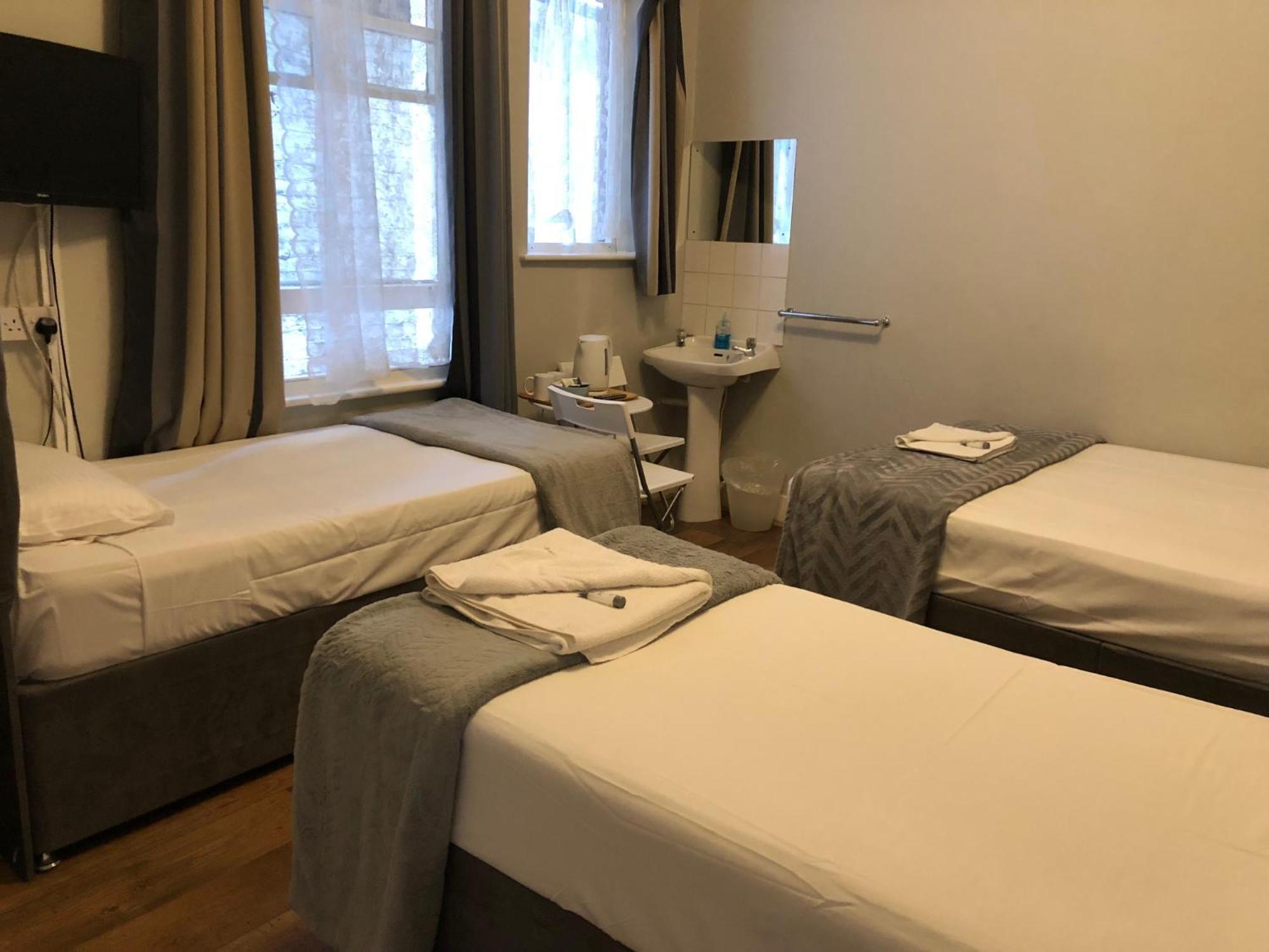 The Crystal Lodge Hotel Кройдон Екстериор снимка