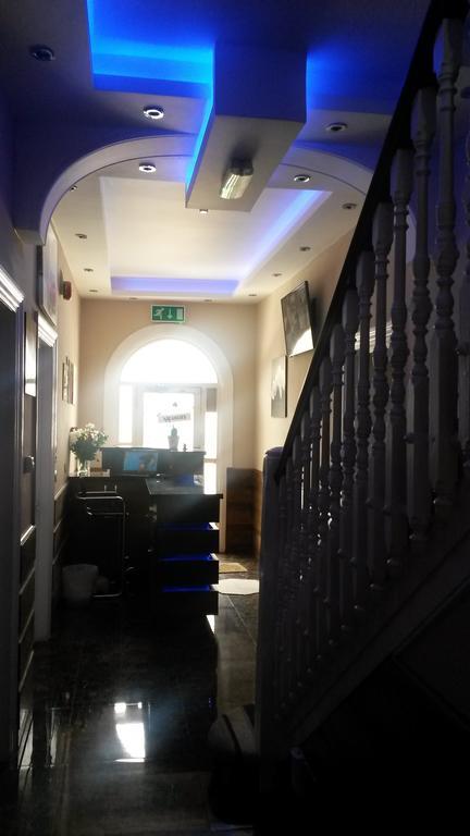 The Crystal Lodge Hotel Кройдон Екстериор снимка