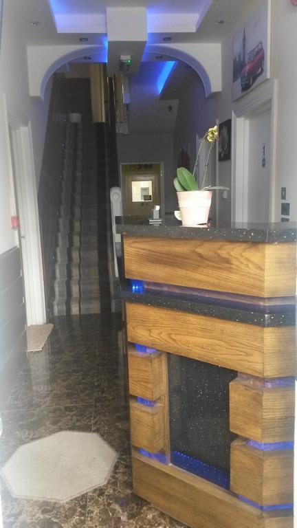 The Crystal Lodge Hotel Кройдон Екстериор снимка