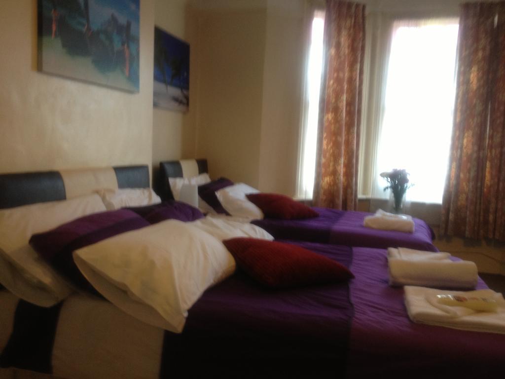 The Crystal Lodge Hotel Кройдон Екстериор снимка