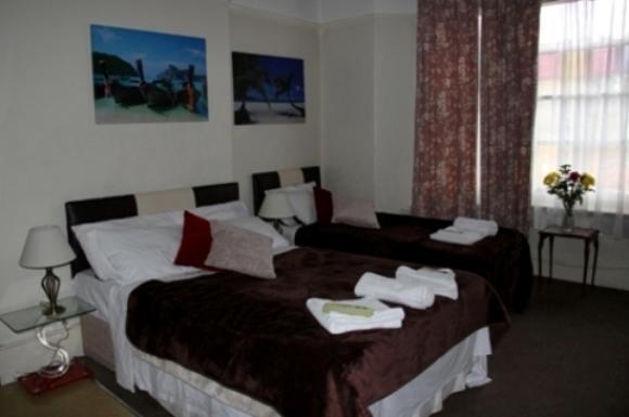 The Crystal Lodge Hotel Кройдон Екстериор снимка