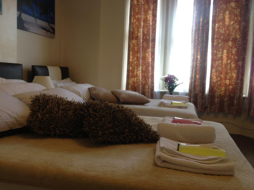 The Crystal Lodge Hotel Кройдон Екстериор снимка