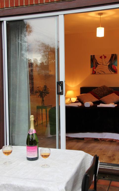 The Crystal Lodge Hotel Кройдон Екстериор снимка