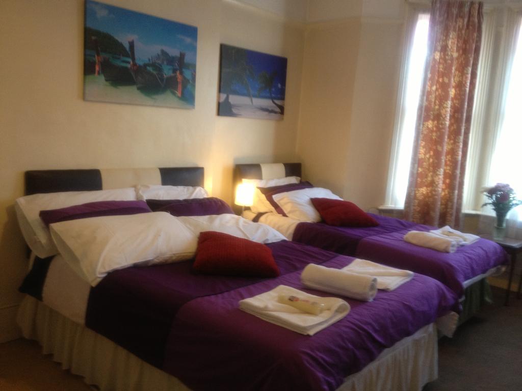 The Crystal Lodge Hotel Кройдон Екстериор снимка