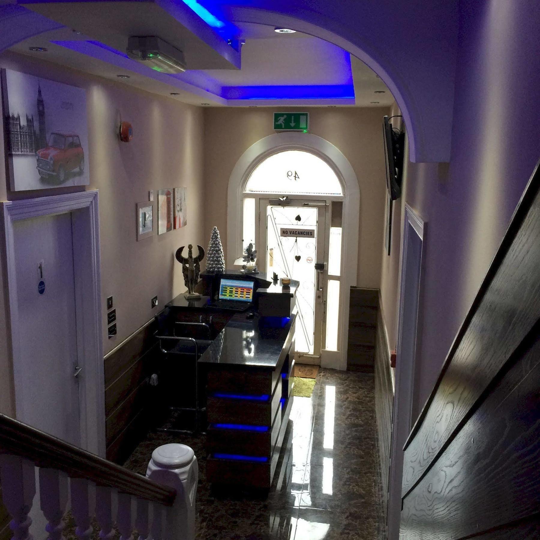 The Crystal Lodge Hotel Кройдон Екстериор снимка