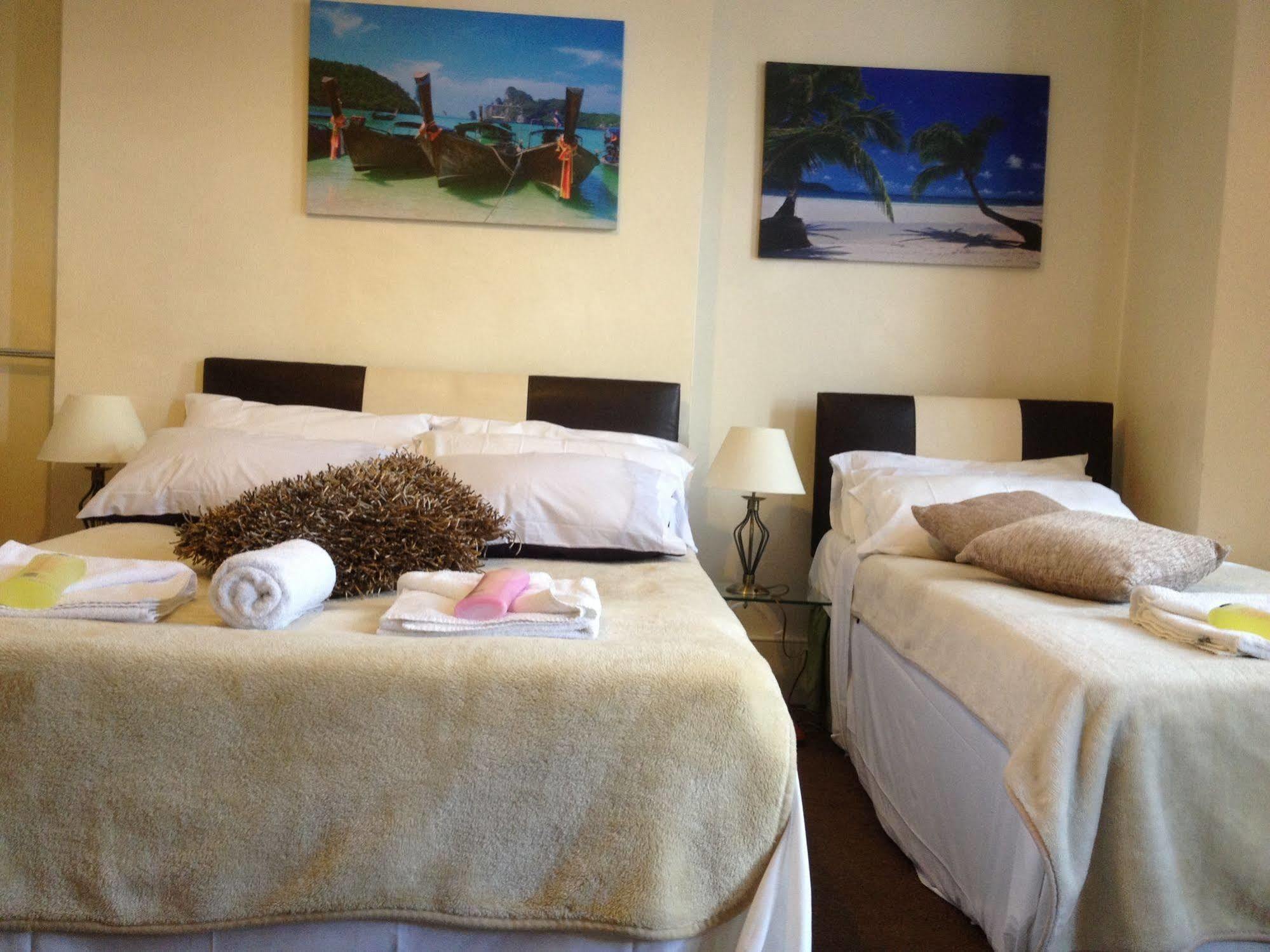 The Crystal Lodge Hotel Кройдон Екстериор снимка