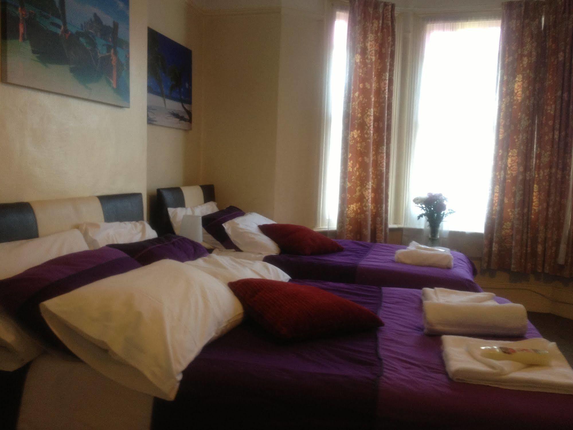 The Crystal Lodge Hotel Кройдон Екстериор снимка