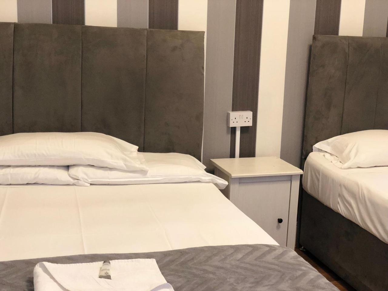 The Crystal Lodge Hotel Кройдон Екстериор снимка